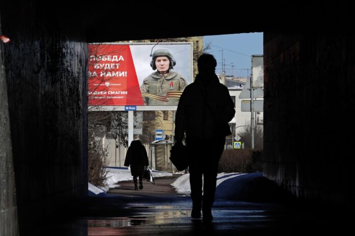 Imagen de archivo de un cartel que representa a un soldado con el lema 'La victoria será nuestra' en San Petersburgo, Rusia. EFE/EPA/ANATOLY MALTSEV
