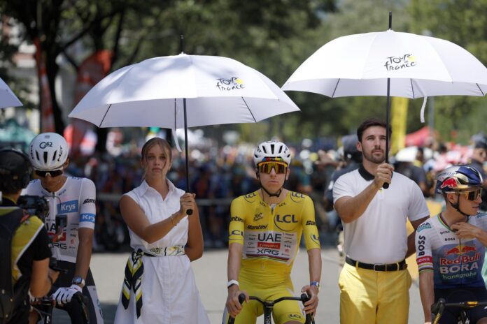 El líder de la clasificación general del Tour de Francia, el esloveno Tadej Pogacar (c) (UAE Team Emirates XRG), y su compañero, el mexicano Isaac del Toro (i), momentos antes de la salida de la 17ª etapa de la prueba francesa, este miércoles. EFE/ GUILLAUME HORCAJUELO
