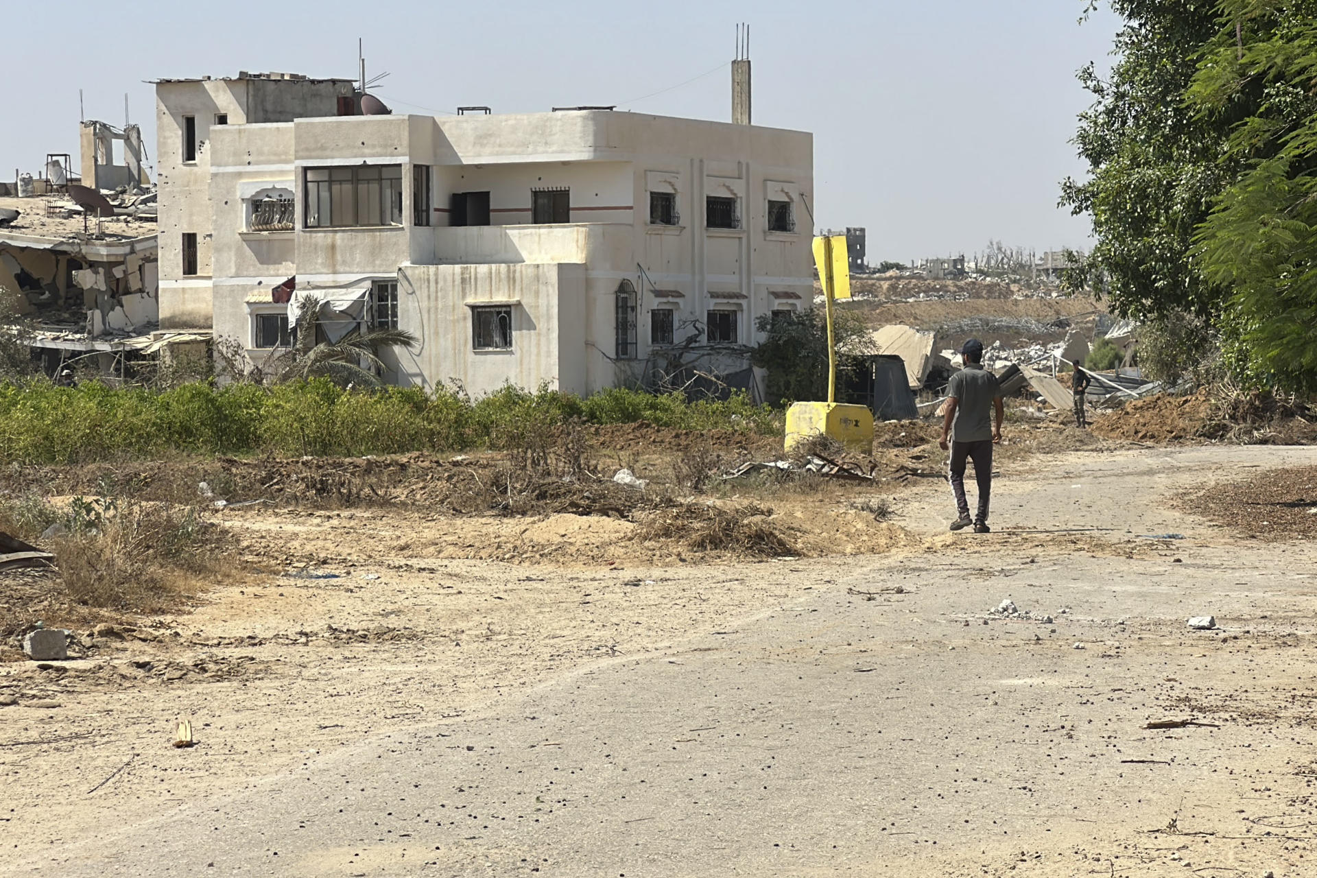 Las tropas israelíes desplazaron esta semana a decenas de familias palestinas de Deir al Balah (centro de la Franja de Gaza) al ampliar su zona de control entre 100 y 200 metros hacia el oeste. EFE/Magda Gibelli
