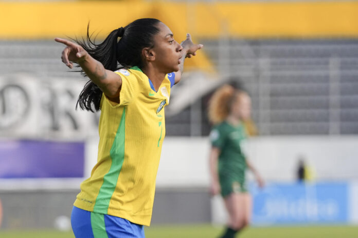 La jugadora brasileña Kerolin celebra un gol durante un partido de la fase de grupos de la Copa América Femenina entre Bolivia y Brasil, el 15 de julio de 2025. EFE/ Vicente Costales
