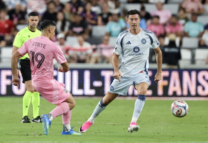 El jugador del Chicago Fire FC, el polaco Robert Lewandowski (dch), durante el partido ante el Inter Miami correspondiente a la liga MLS esta jueves en Miami. EFE/EPA/CRISTOBAL HERRERA-ULASHKEVICH
