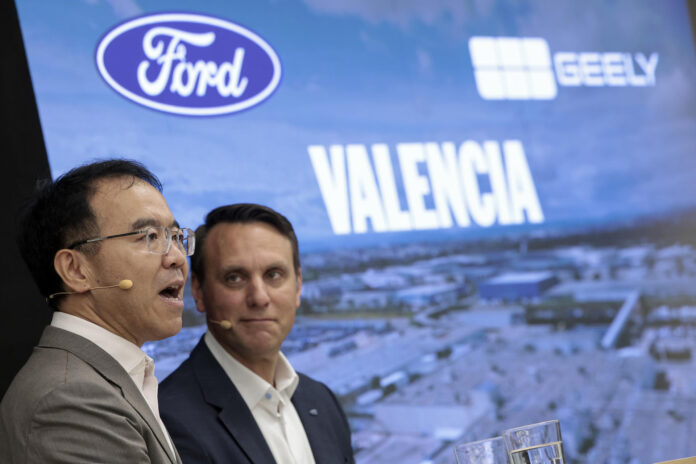 El presidente de Ford Europa, Jim Baumbick (D), y el vicepresidente ejecutivo de Geely, Victor Young (I), durante una conferencia de prensa celebrada para anunciar una empresa conjunta en la planta de Almussafes de Ford en Valencia para fabricar 5 modelos de vehículos, en Valencia, España, 23 de julio de 2026. EFE/Biel Aliño

