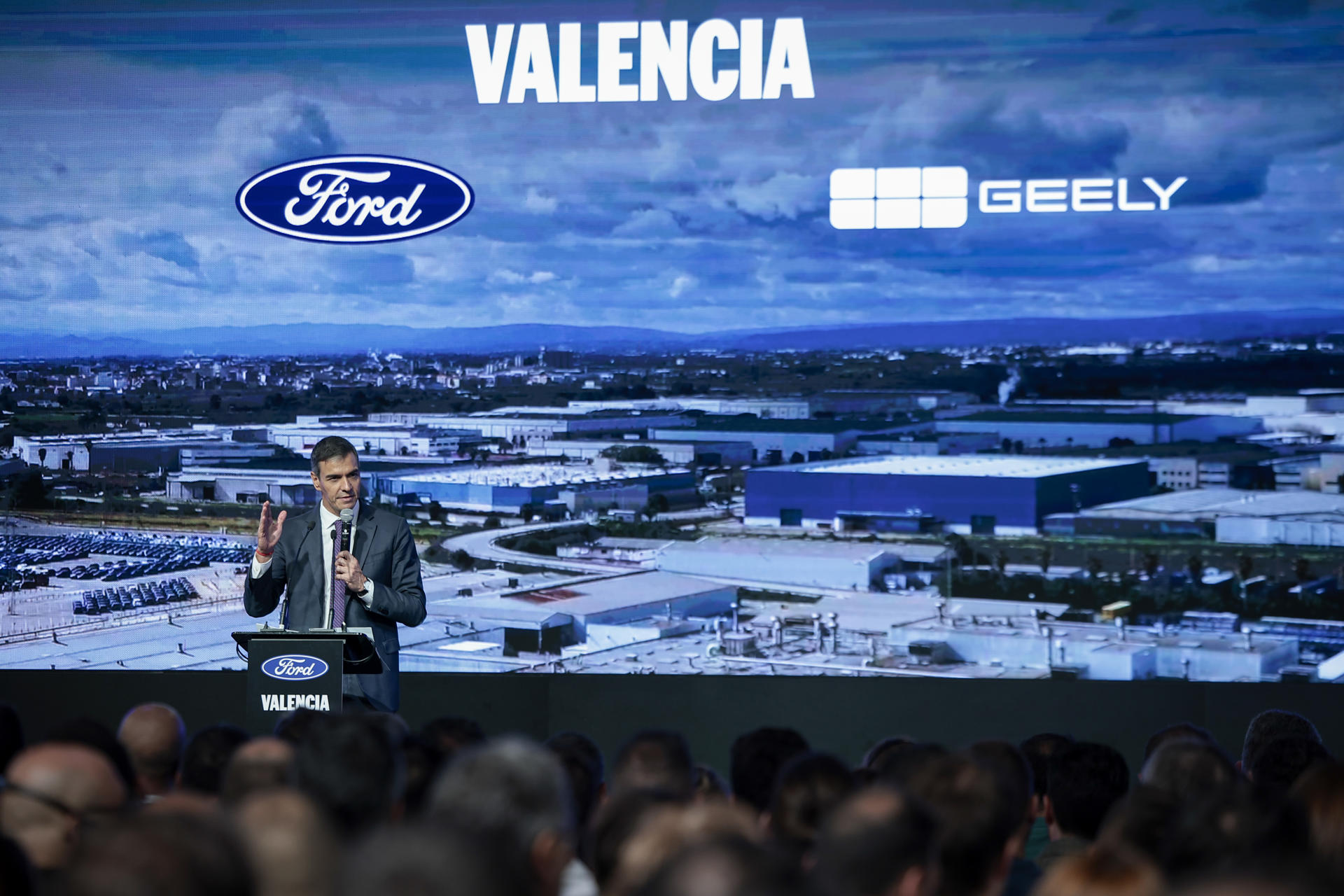 El presidente del Gobierno español, Pedro Sánchez, habla durante una rueda de prensa para anunciar la formación de una empresa conjunta entre Ford y Geely en 2027 para fabricar 5 modelos de vehículos en la planta de Ford en Almussafes, en Almussafes, Valencia, España, 23 de julio de 2026. EFE/Biel Aliño
