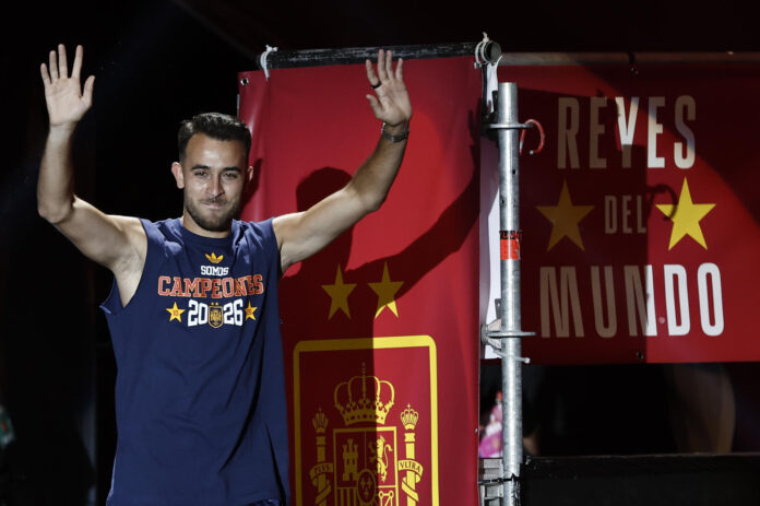 El jugador de la selección española Eric García durante la celebración este lunes en la plaza de Cibeles de la conquista del Mundial 2026 por parte del combinado español. EFE/Sergio Pérez
