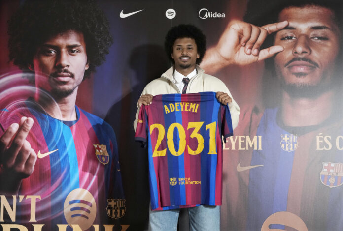 El FC Barcelona presentó este mediodía al nuevo jugador del club, el delantero alemán de 24 años Karim Adeyemi prodedente del Borussia Dormund y que ha firmado un contrato con el club azulgran hasta el año 2031. EFE/ Enric Fontcuberta
