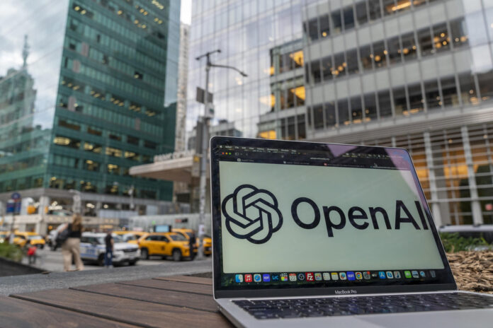 En la imagen de archivo, un ordenador con el logo de OpenAI en Nueva York (Estados Unidos). EFE/Angel Colmenares
