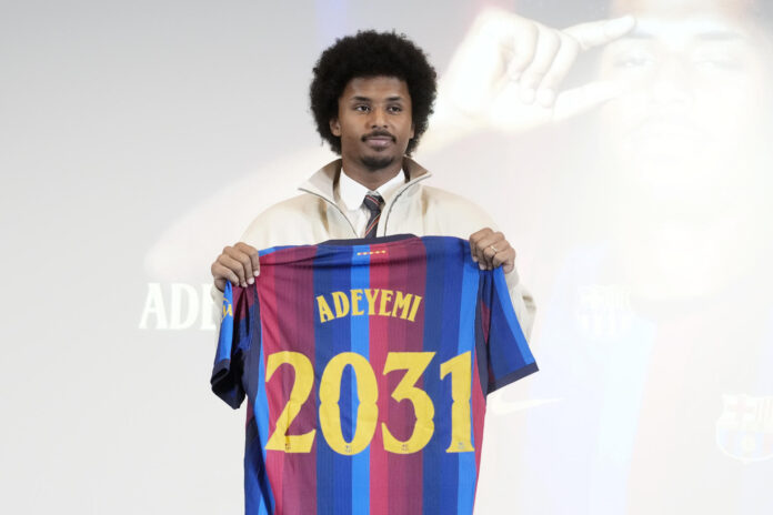 El FC Barcelona presentó este mediodía al nuevo jugador del club, el delantero alemán de 24 años Karim Adeyemi prodedente del Borussia Dormund y que ha firmado un contrato con el club azulgran hasta el año 2031. EFE/ Enric Fontcuberta
