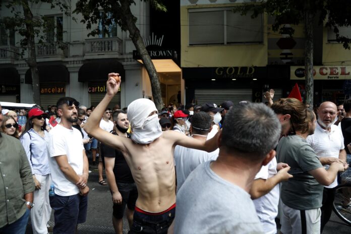 Un manifestante lanza huevos durante una protesta contra un proyecto turístico costero vinculado a Jared Kushner, yerno del presidente estadounidense Trump, en Tirana, Albania, este jueves. EFE/EPA/MALTON DIBRA
