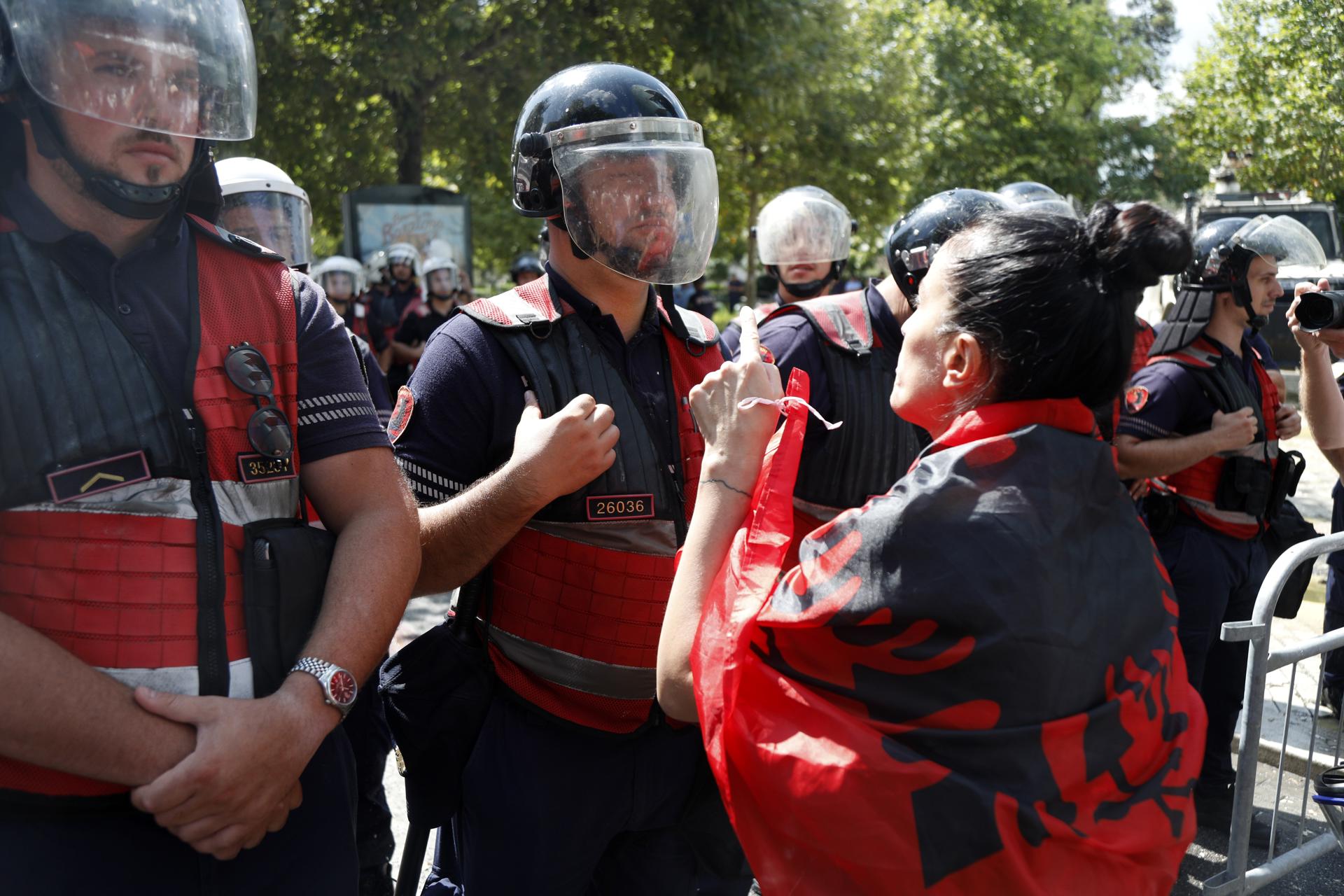 Un manifestante se enfrenta a la policía durante una protesta contra un proyecto turístico vinculado a Jared Kushner, yerno del presidente estadounidense Trump, en Tirana, Albania, este jueves.  EFE/EPA/MALTON DIBRA
