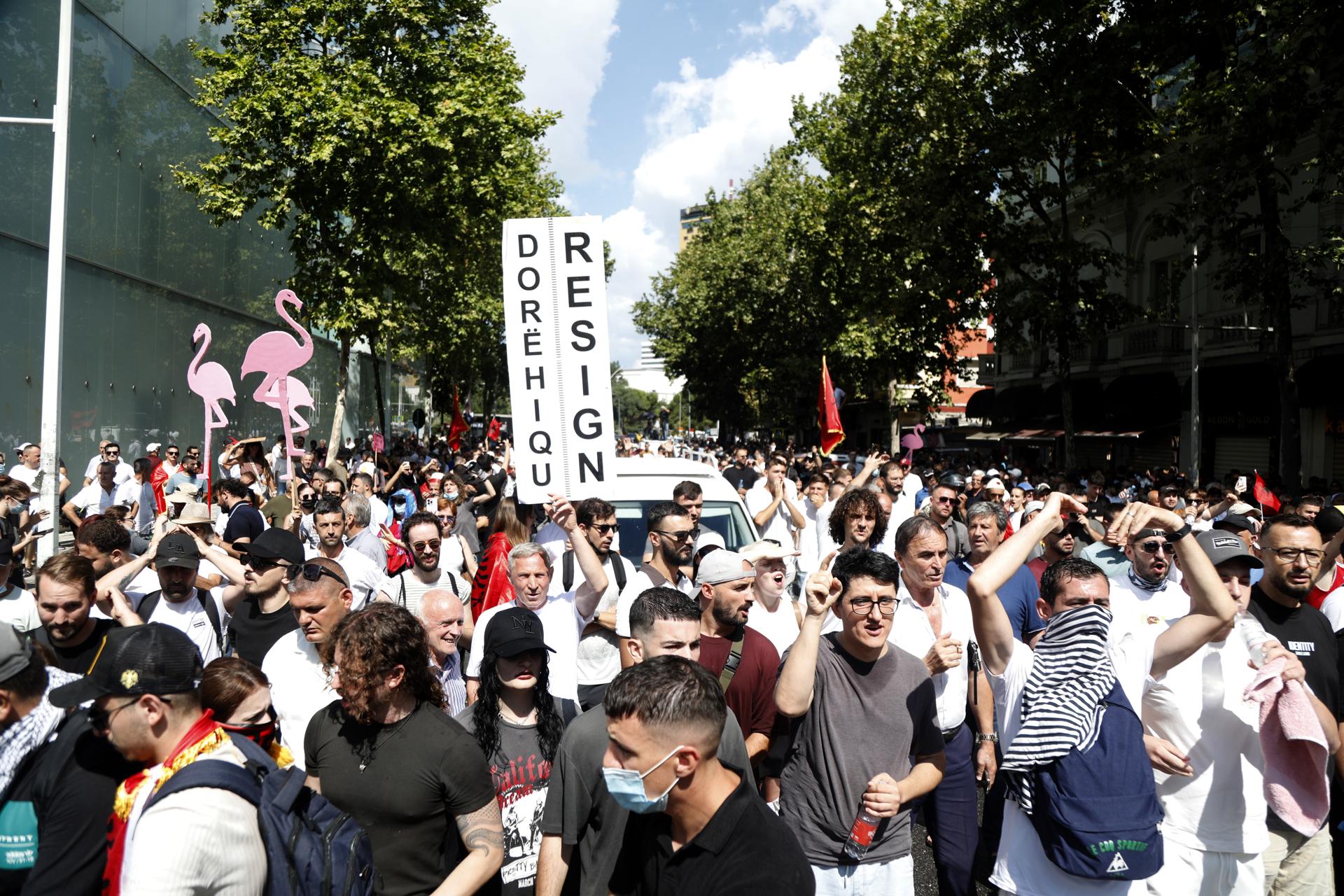 Manifestantes protestan contra un proyecto turístico costero vinculado a Jared Kushner, yerno del presidente estadounidense Trump, en Tirana, Albania, este jueves. EFE/EPA/MALTON DIBRA
