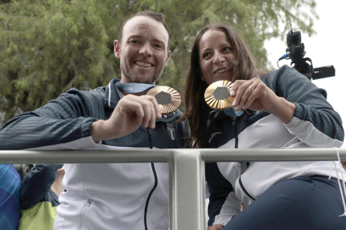 Fotografía de archivo del 14 de agosto del 2024 que muestra a la tiradora guatemalteca Adriana Ruano (d) y al deportista Jean Pierre Brol posando con sus medallas durante una caravana de bienvenida, en la Ciudad de Guatemala (Guatemala). EFE/ David Toro /ARCHIVO

