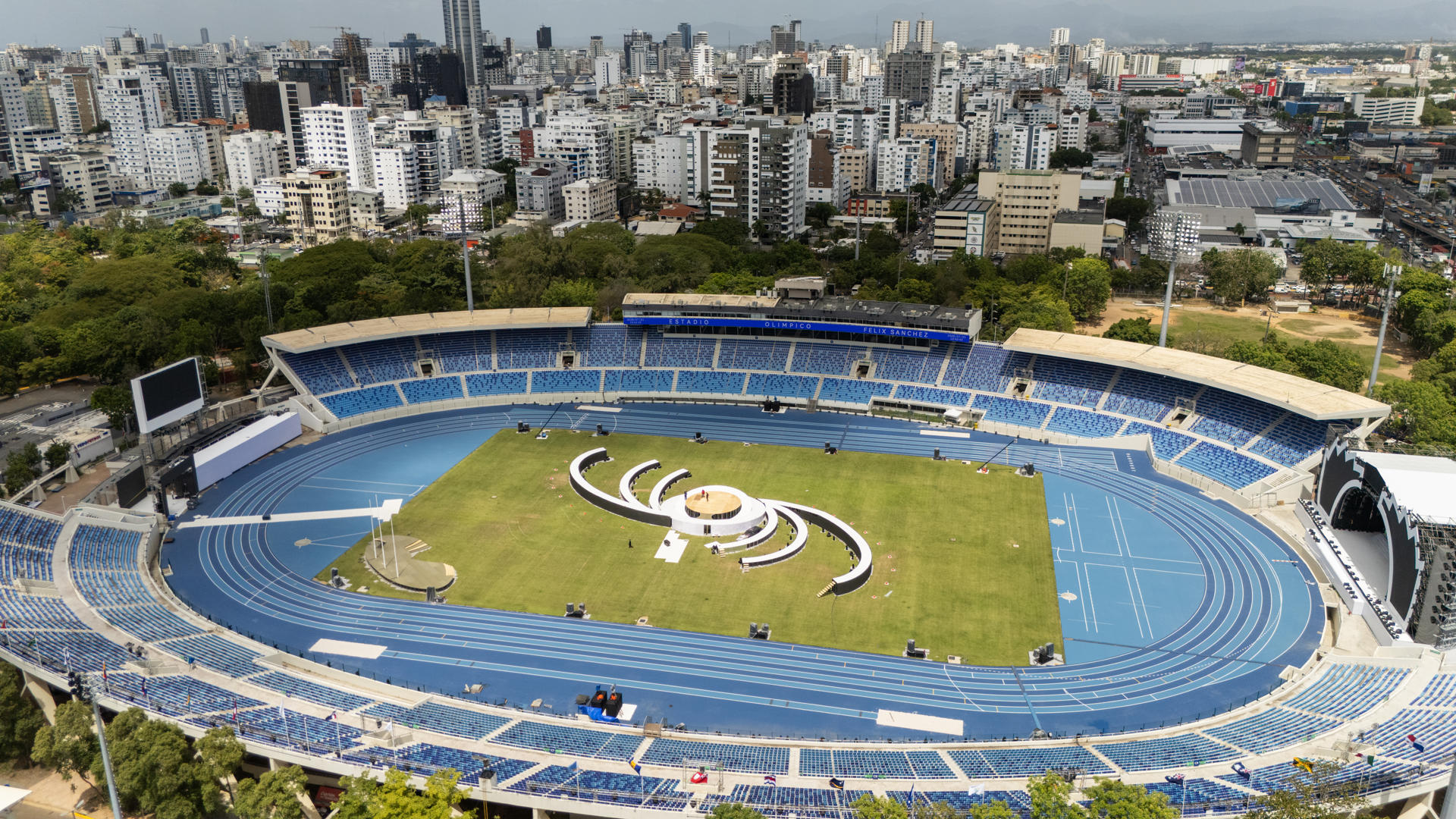 La organización y montaje de los XXV JCC Santo Domingo 2026, que comienzan este viernes, requirió una inversión estatal cercana equivalente a unos $160 millones de dólares, destinados específicamente a la construcción y remodelación de 16 instalaciones y complejos deportivos. EFE/ Grupo XP3