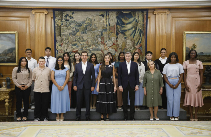 La reina Letizia de España (c), entre el presidente del BBVA, Carlos Torres (i), el director general de la Fundación Microfinanzas BBVA, Javier M. Flores (d), y los jóvenes de Colombia, Perú y República Dominicana becados este año por esta institución. EFE/David Fernández
