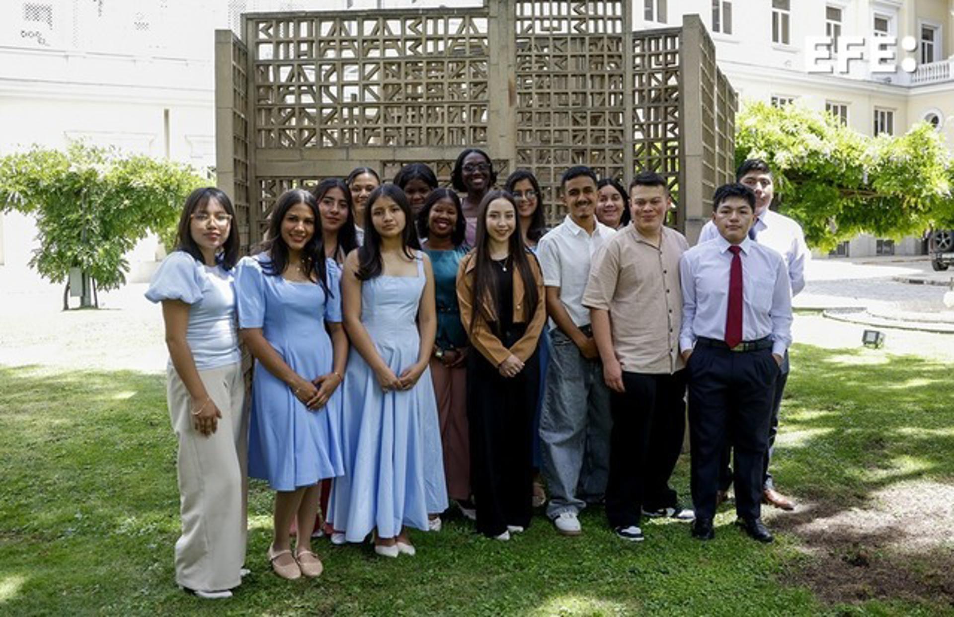 Los jóvenes de Colombia, Perú y República Dominicana becados este año por la Fundación Microfinanzas BBVA, fotografiados este jueves tras se recibidos por la reina Letizia de España. EFE/David Fernández
