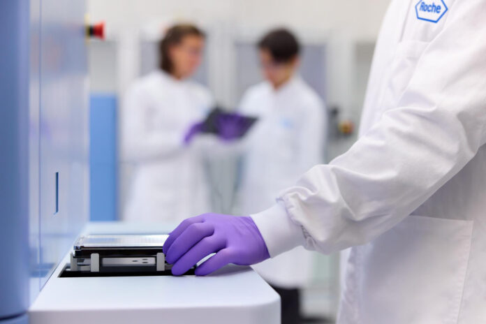 Fotografía cedida por Roche que muestra a investigadores trabajando con un analizador automatizado en un laboratorio de diagnóstico clínico de Roche. EFE/ Roche
