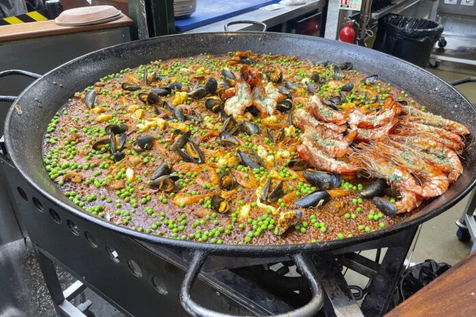 El mercado gastronómico de Borough, uno de los más populares de Londres, recibe a diario largas colas de visitantes para comprar una porción de paella en el puesto de arroces que causa furor entre los turistas y visitantes y donde se venden más de 1.000 raciones a diario. Son las diez de la mañana y huele a aceite de oliva, ajo, cebolla, pimiento y tomate rallado, el tradicional sofrito de paella. También se escucha cómo las cucharas rascan el fondo de la paellera para obtener el característico 'socarrat'. Esta escena podría ser la típica imagen, salvando la hora, en cualquier restaurante, bar o calle del Mediterráneo español. Sin embargo, el lugar es el mercado gastronómico de Borough en Londres.-EFE/ Luis Campello
