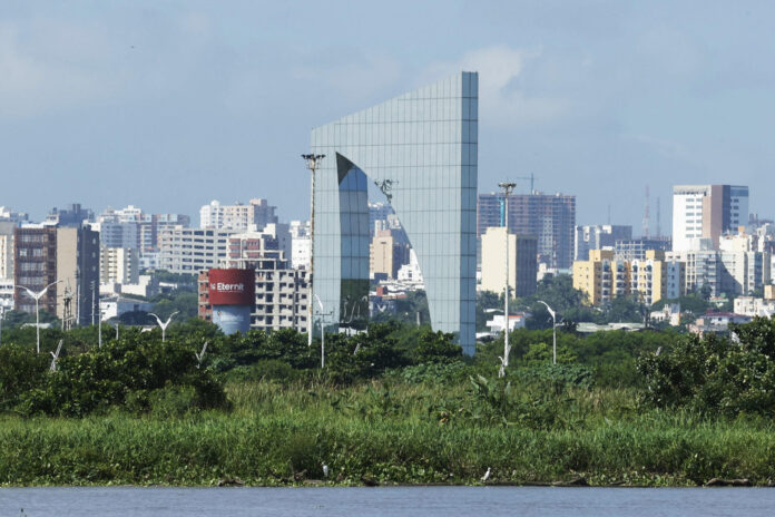 Fotografía de archivo del 19 noviembre de 2024 que muestra el monumento Aleta del Tiburón en Barranquilla (Colombia). EFE/ Mauricio Dueñas Castañeda
