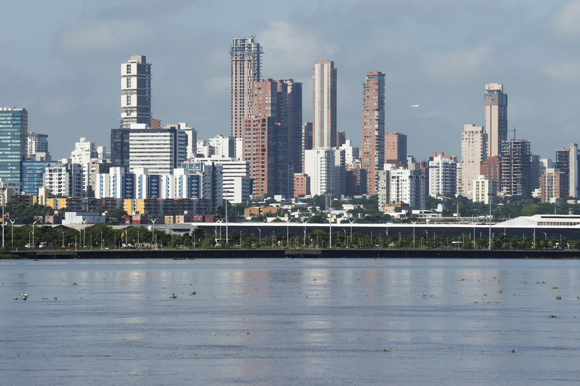 Fotografía de archivo del 19 noviembre de 2024 que muestra el río Magdalena y de fondo la ciudad de Barranquilla (Colombia). EFE/ Mauricio Dueñas Castañeda