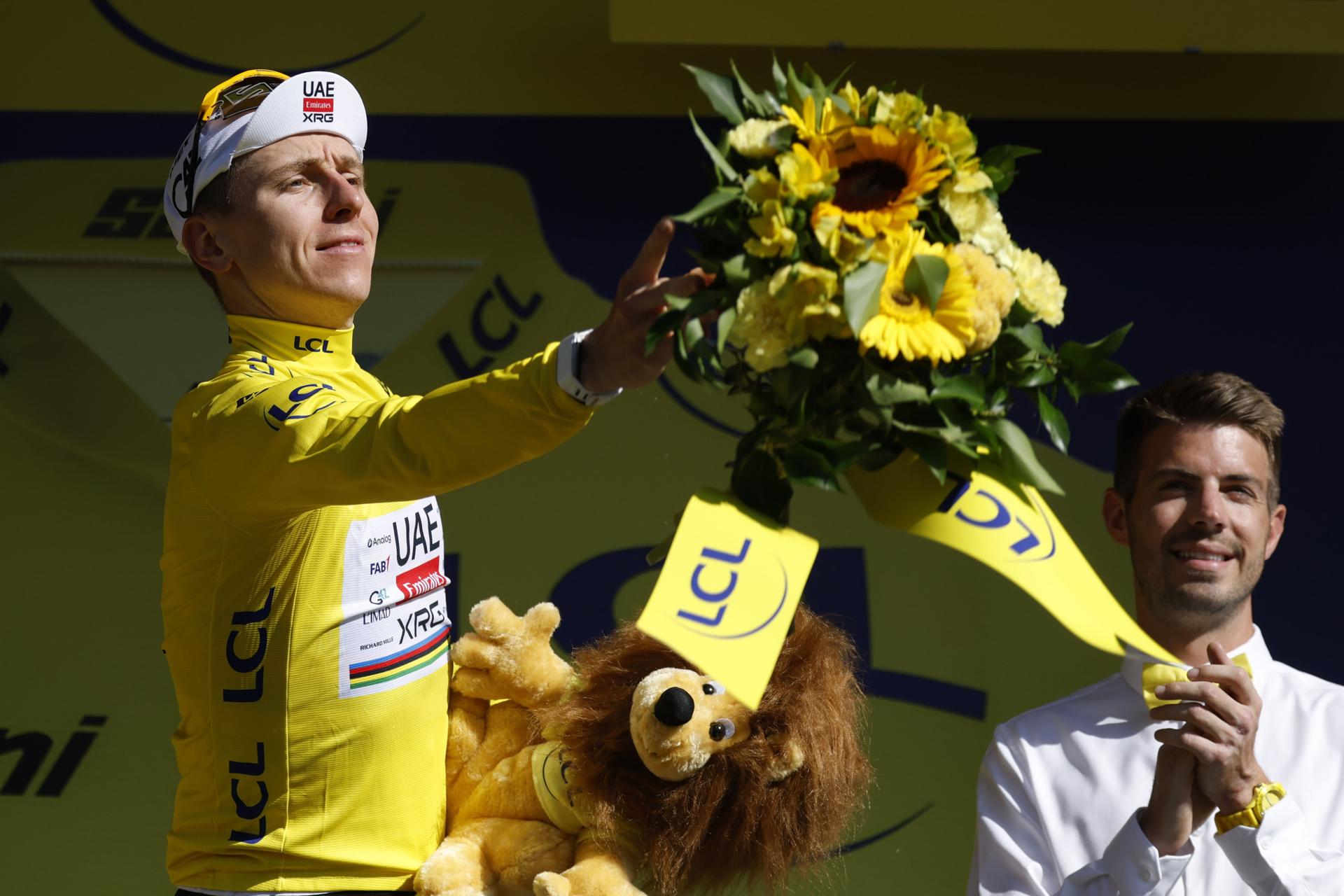 El maillot amarillo, el esloveno Tadej Pogacar del UAE Team Emirates XRG celebra en el podio después de la etapa 18 del Tour de France, de 185.2 km desde Voiron a Orcieres-Merlette, Francia, (Ciclismo, Francia) EFE/EPA/YOAN VALAT
