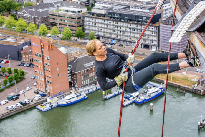 La alcaldesa de Róterdam, Carola Schouten, se lanza por un rápel de 100 metros de altura (Euromast) para cumplir con una promesa que hizo en marzo a los votantes, cuando les instó a acudir a las urnas en masa a cambio de verla superar su miedo a las alturas. EFE/Hans Tak/Ayuntamiento de Róterdam SOLO USO EDITORIAL/SOLO DISPONIBLE PARA ILUSTRAR LA NOTICIA QUE ACOMPAÑA (CRÉDITO OBLIGATORIO)
