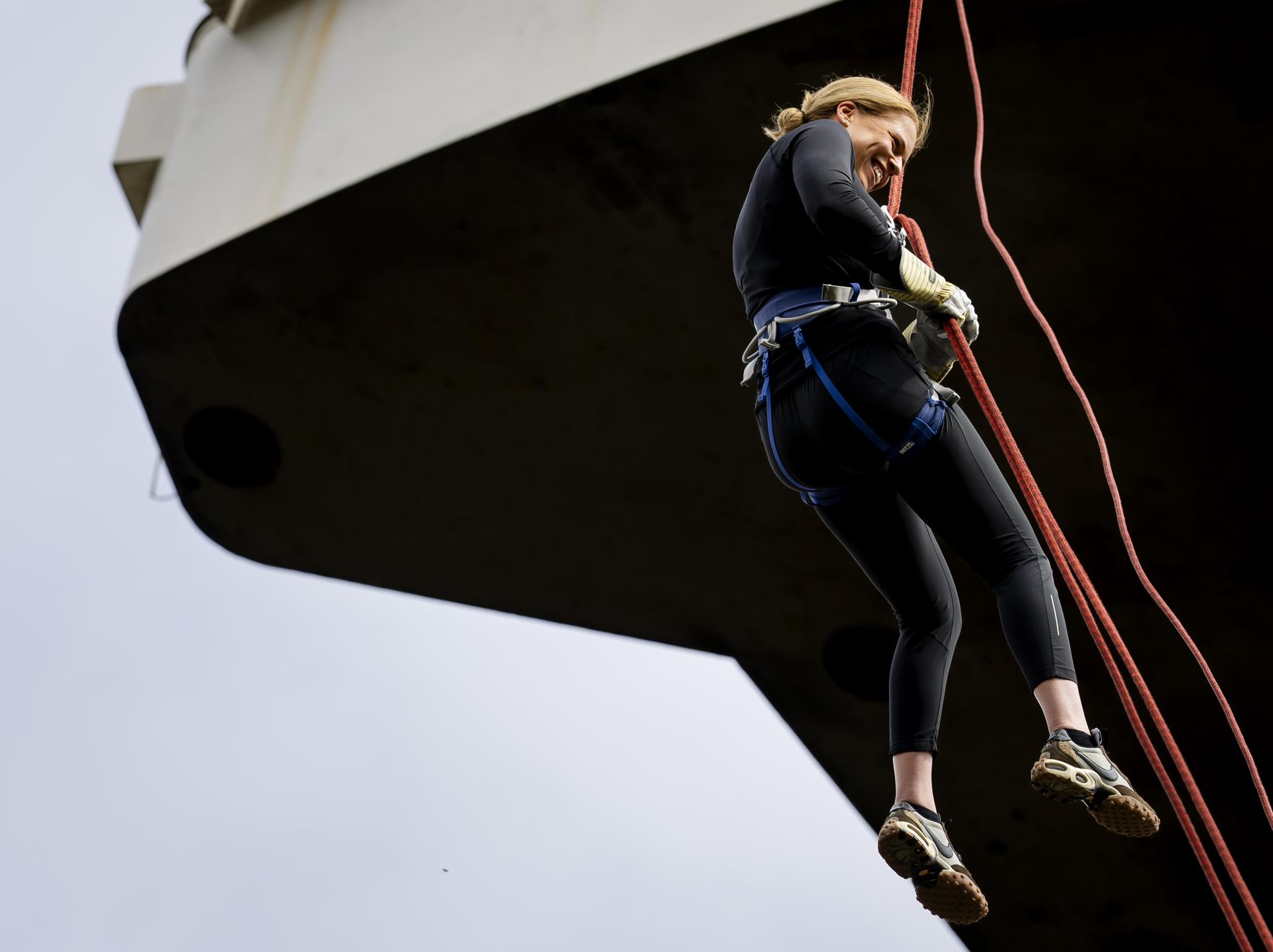 La alcaldesa de Rotterdam, Carola Schouten, desciende en rápel desde el mirador Euromast en Rotterdam, Países Bajos, este jueves. EFE/EPA/SEM VAN DER WAL
