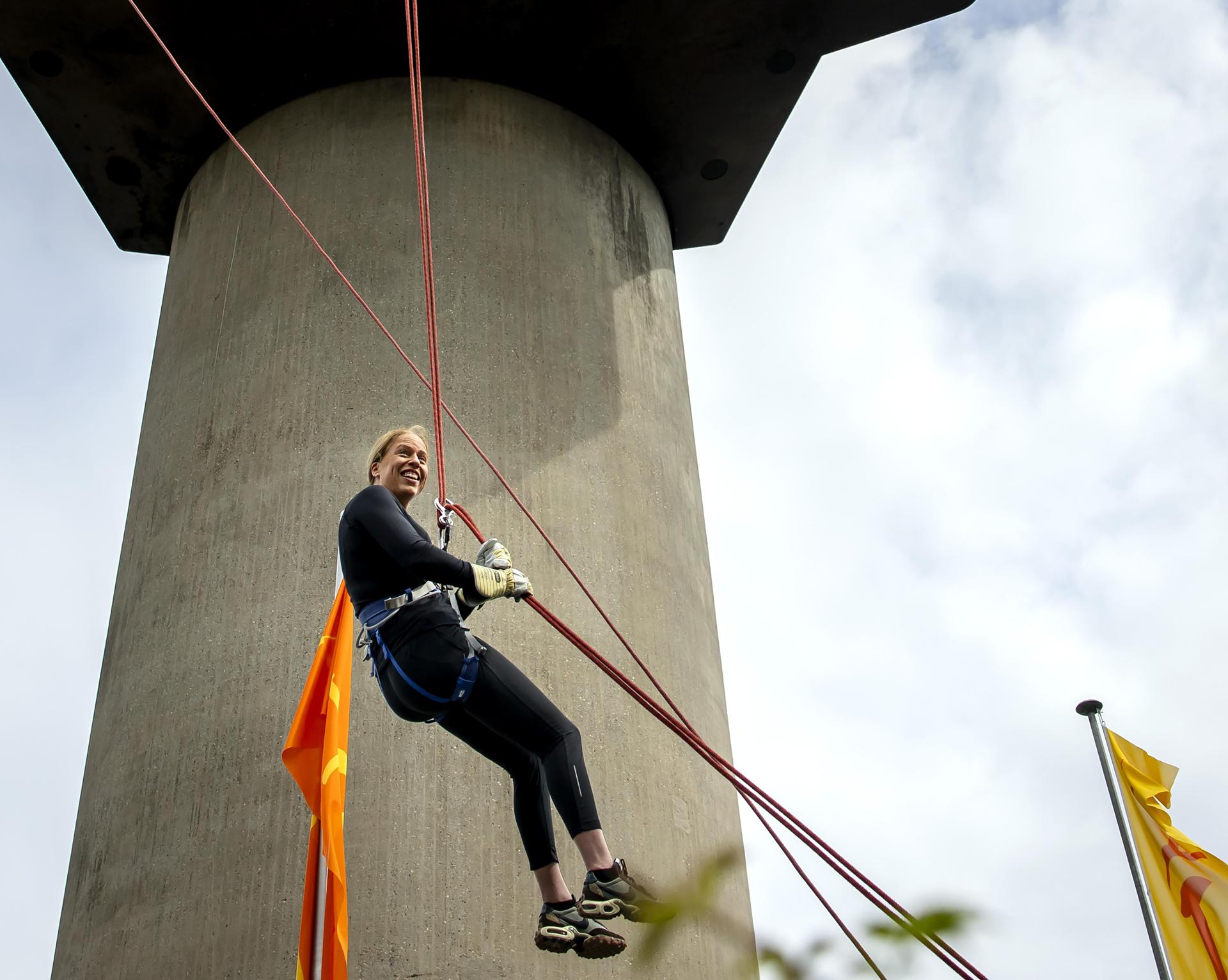 La alcaldesa de Rotterdam, Carola Schouten, desciende en rápel desde el mirador Euromast en Rotterdam, Países Bajos, este jueves. EFE/EPA/SEM VAN DER WAL
