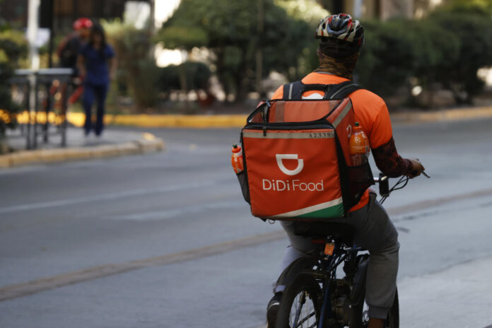 Un motorista repartidor de aplicación Didi Foods trabaja en una calle. Imagen de archivo. EFE/ Elvis González
