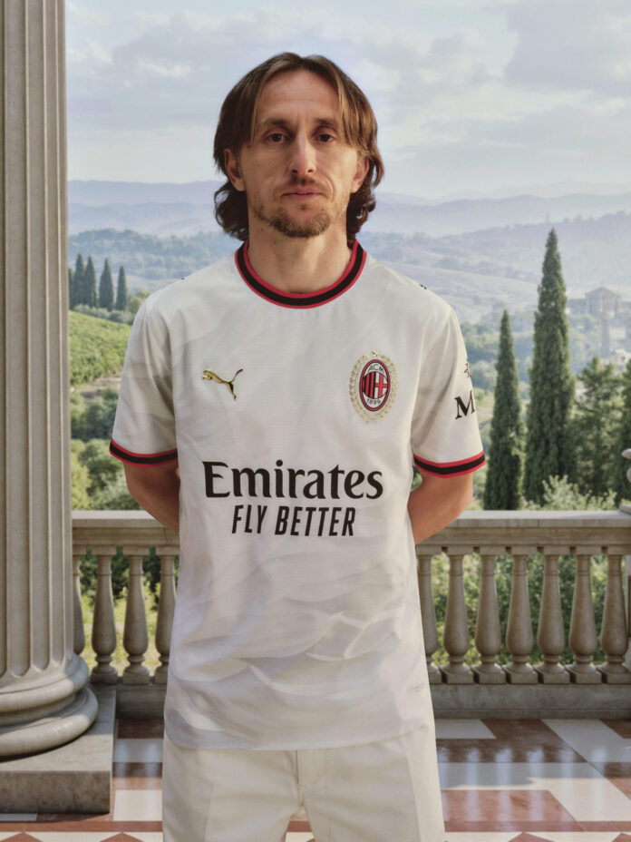El croata Luka Modric renovó este jueves con el Milan por una temporada más, hasta junio de 2027, después de incorporarse al club hace un año, disputar 37 partidos, anotar dos goles y convertirse en uno de los referentes y líderes del equipo. 