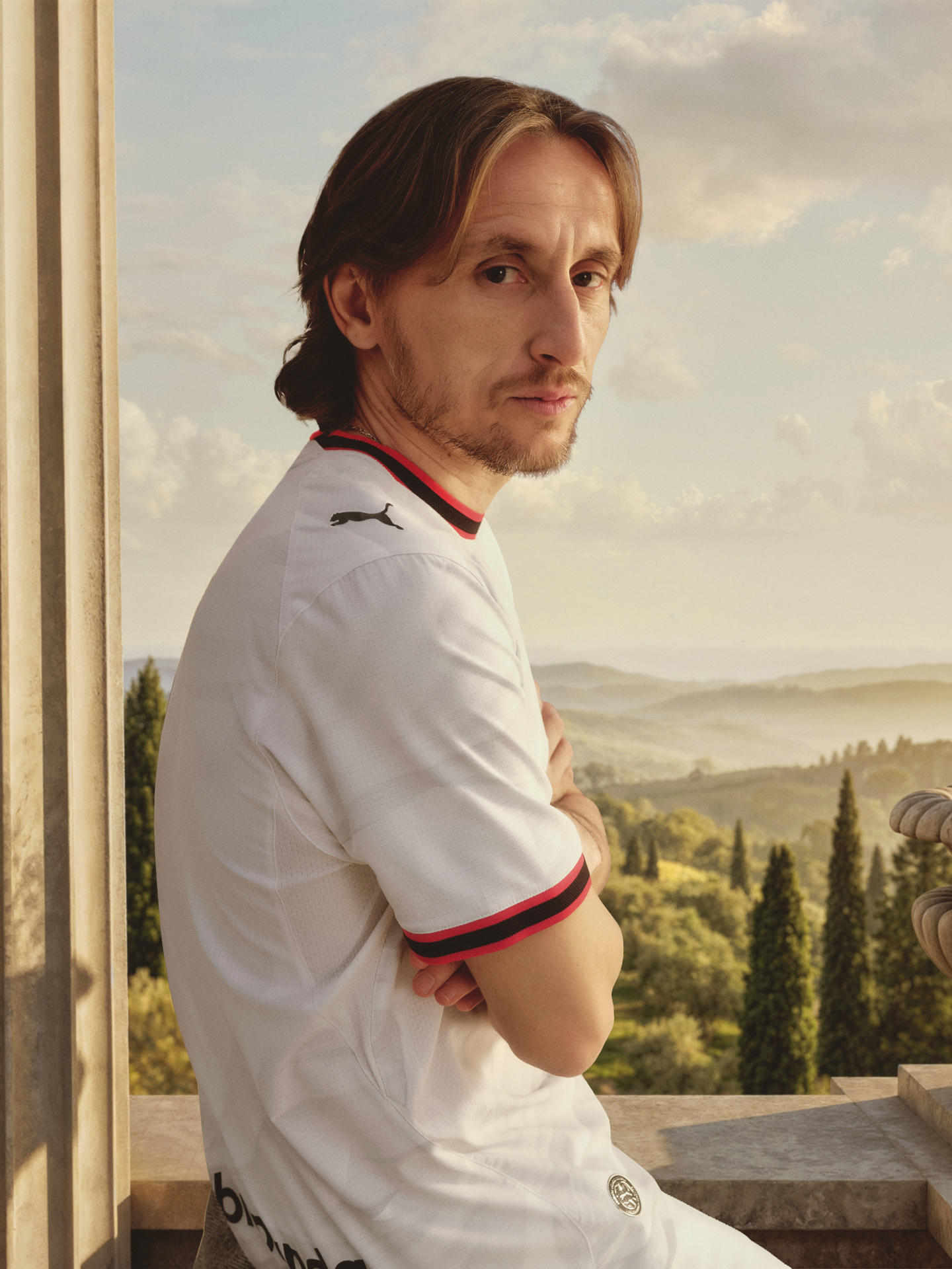 El croata Luka Modric renovó este jueves con el Milan por una temporada más, hasta junio de 2027, después de incorporarse al club hace un año, disputar 37 partidos, anotar dos goles y convertirse en uno de los referentes y líderes del equipo. "El futuro todavía lleva su nombre. La historia de Luka como rossonero continúa", señaló el Milan en su comunicado oficial para confirmar la ampliación del vínculo con el exjugador del Real Madrid.-EFE/ ALESSANDRO SANSICA AC Milan S.p.A.***SOLO USO EDITORIAL/SOLO DISPONIBLE PARA ILUSTRAR LA NOTICIA QUE ACOMPAÑA (CRÉDITO OBLIGATORIO)***