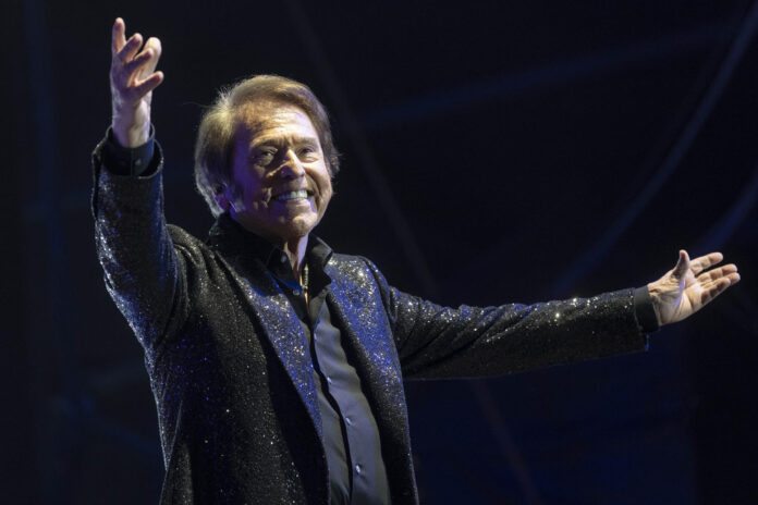 Fotografía de archivo donde aparece el cantante Raphael. EFE/Marcial Guillén
