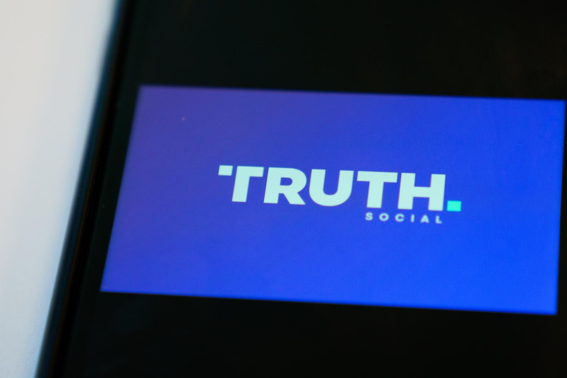 Fotografía de archivo que muestra el logo de la aplicación Truth Social en un teléfono móvil en Washington (EE. UU.). EFE/ Will Oliver