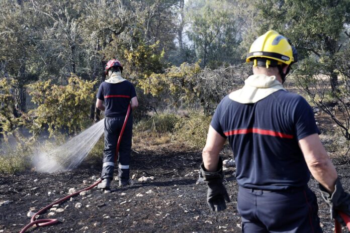 Los bomberos tratan de extinguir el fuego en Pontevés, sur de Francia, ayer. EFE/EPA/SEBASTIEN NOGIER
