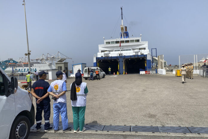 Vista del puerto Tanger Med con personal de la fundación a la espera de los viajeros y vehículos que saldrán de la naviera que acababa de llegar al puerto marroquí. Más de 1,8 millones de emigrantes marroquíes regresaron a su país para pasar las vacaciones de verano desde el comienzo, el pasado 10 de junio, de la operación Marhaba (Bienvenido, en árabe), conocida en España como la Operación Paso del Estrecho (OPE). EFE/ Fatima Zohra Bouaziz
