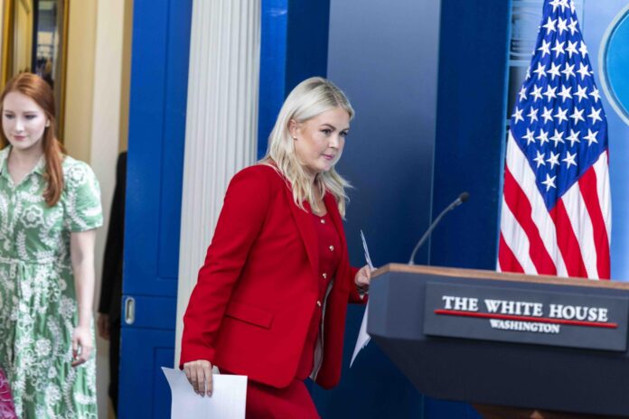 La portavoz de la Casa Blanca, Karoline Leavitt, se dirige al atril para ofrecer una rueda de prensa en la Casa Blanca, en Washington, D. C. (EE. UU.), el 23 de julio de 2026. EFE/Shawn Thew
