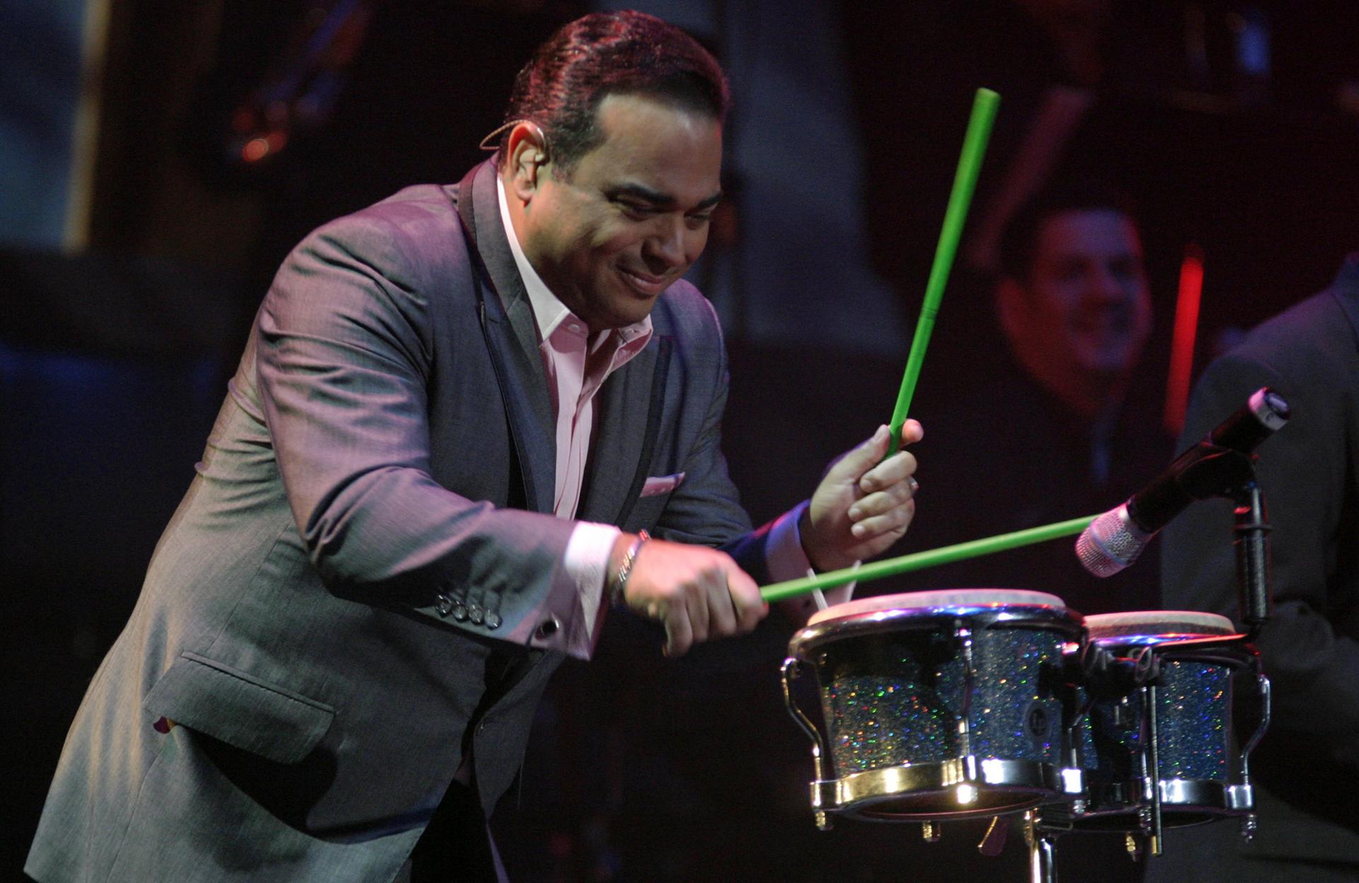 Fotografía de archivo en la que se captó al salsero puertoriqueño Gilberto Santa Rosa, durante un presentación, en San Juan (Puerto Rico). EFE/Thais Llorca
