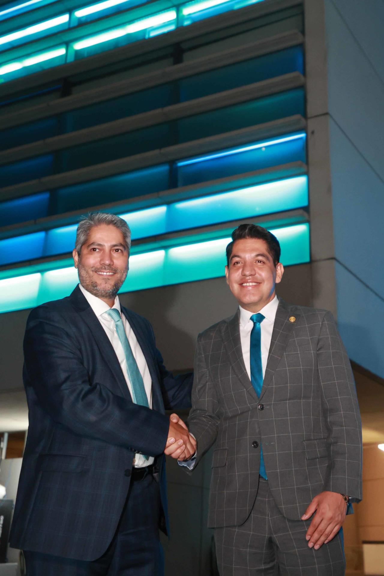 El director de Asuntos Corporativos LATAM North-to-South de Kenvue, Gustavo Ledesma (i), y el presidente de la Comisión de Economía e integrante de la Comisión de Salud, Emmanuel Reyes Carmona, fueron captados este 22 de julio, al posar durante la celebración del Día Internacional del Autocuidado, en el Senado de la República, en Ciudad de México (México). EFE/Mario Guzmán