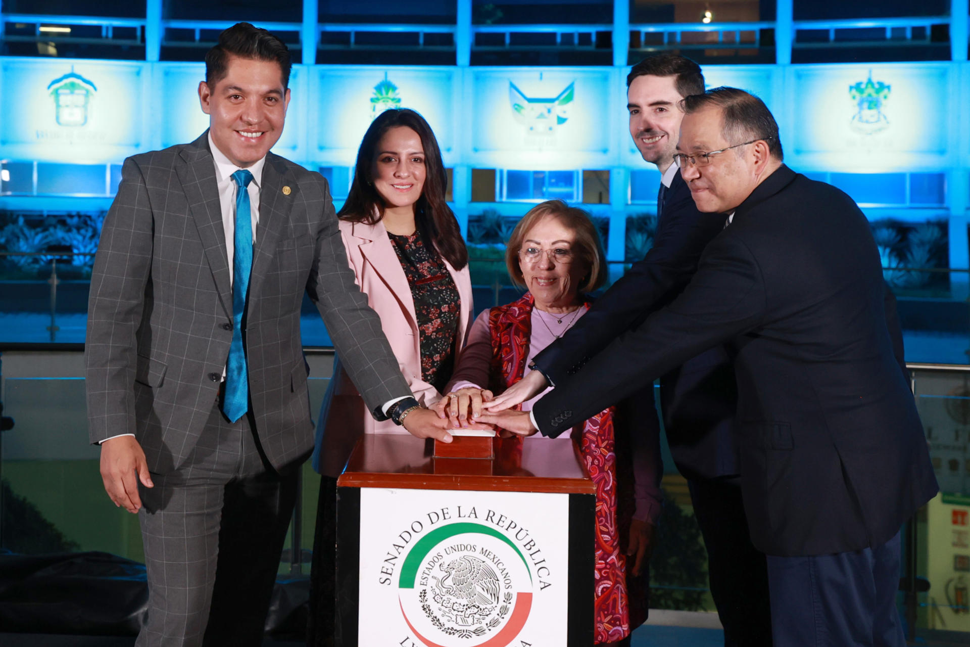 Desde la izquierda; el presidente de la Comisión de Economía e integrante de la Comisión de Salud, Emmanuel Reyes Carmona; la titular de la Coordinación de Vinculación Institucional y Participación Social, Alejandra Alegría Arrieta; la directora de la Facultad de Enfermería y Obstetricia de la UNAM, Rosa Amarilis Zárate Grajales; el presidente ejecutivo de ILAR, Juan Thompson, y el ejecutivo de la Asociación de Fabricantes de Medicamentos de Libre Acceso, el doctor Fernando Fon Méndez, fueron captados este 22 de julio, al posar durante la celebración del Día Internacional del Autocuidado, en el Senado de la República, en Ciudad de México (México). EFE/Mario Guzmán