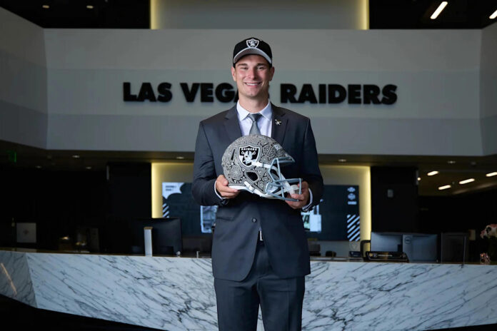Fernando Mendoza, 'quarterback' de Las Vegas Raiders, posa en la sede del equipo en Las Vegas (Nevada, EE.UU.). EFE/Michael Clemens/Las Vegas Raiders

