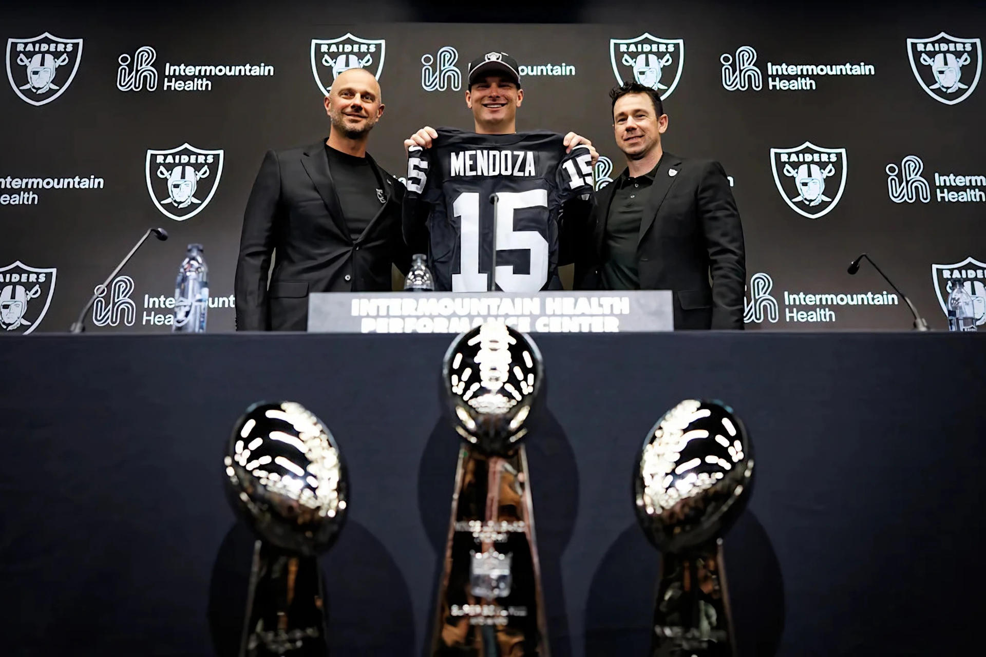 El 'quarterback' Fernando Mendoza (c) posa junto al gerente general John Spytek (i) y el entrenador Klint Kubiak (d) durante una rueda de prensa de Las Vegas Raiders en Las Vegas (Nevada). EFE/Michael Clemens/Las Vegas Raiders
