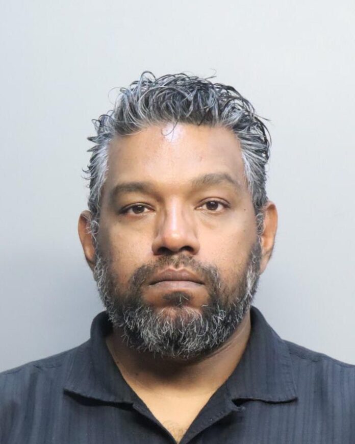 Fotografía cedida por el Departamento de Correcciones y Rehabilitación del Condado de Miami-Dade donde aparece el financiero Keegan Harricharan, de 42 años. EFE/Correcciones y Rehabilitación Miami-Dade
