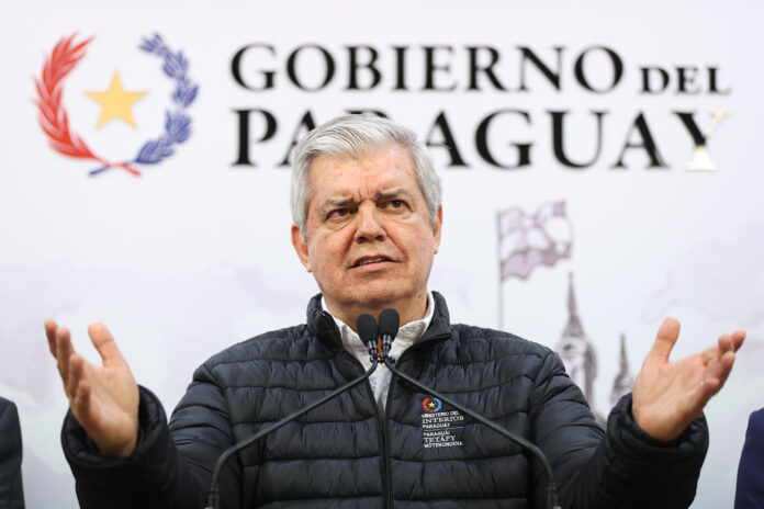El ministro de Interior de Paraguay, Enrique Riera, fue captado este 23 de julio, durante una rueda de prensa, en Asunción (Paraguay). EFE/Juan Pablo Pino
