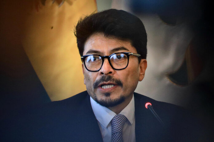 Fotografía de archivo en la que se captó al ministro boliviano de Relaciones Exteriores, Fernando Aramayo, durante una rueda de prensa, en La Paz (Bolivia). EFE/Gabriel Márquez
