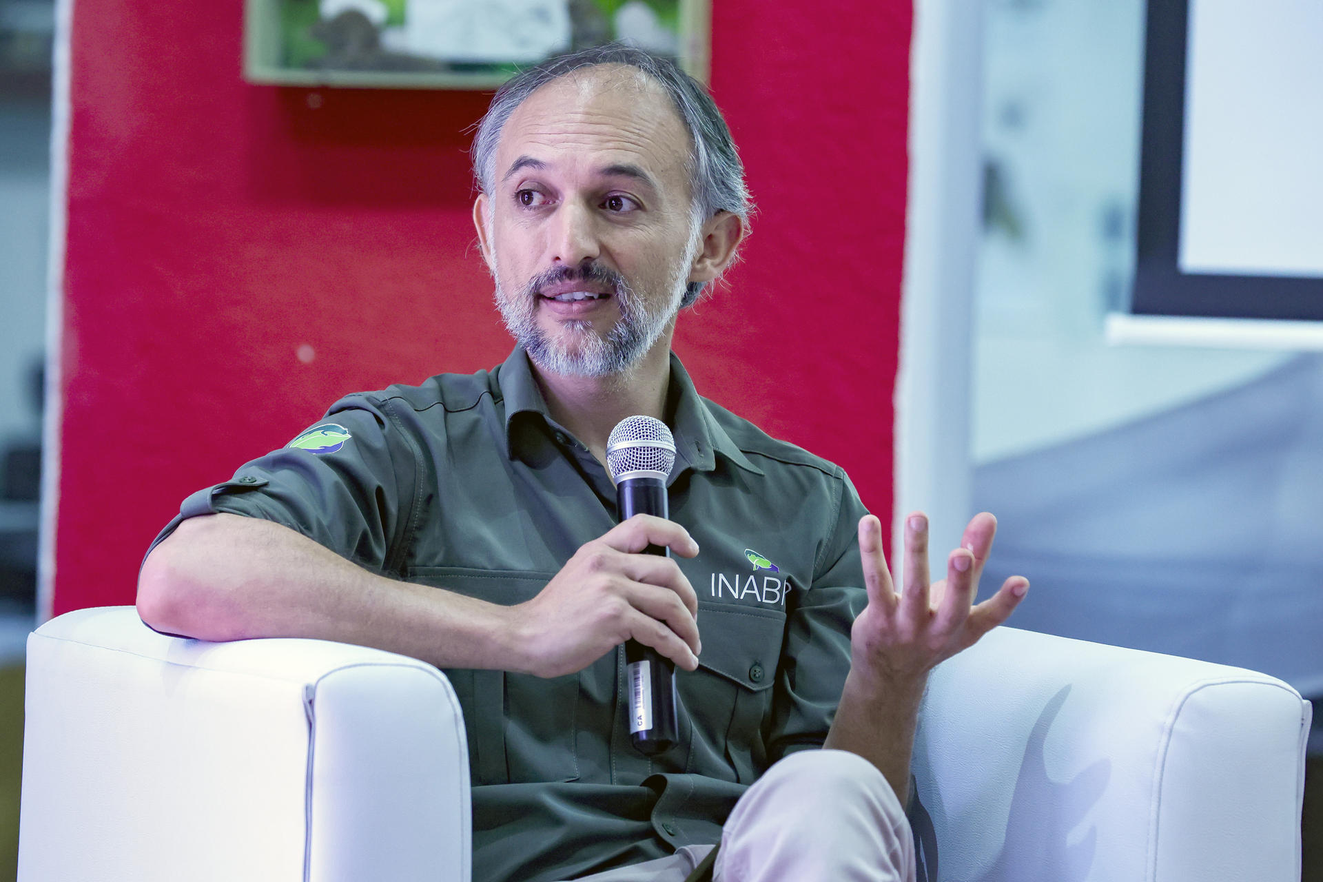 El director ejecutivo del Instituto Nacional de Biodiversidad (Inabio), Diego Inclán, habla durante una entrevista con EFE en Quito (Ecuador). EFE/ José Jácome
