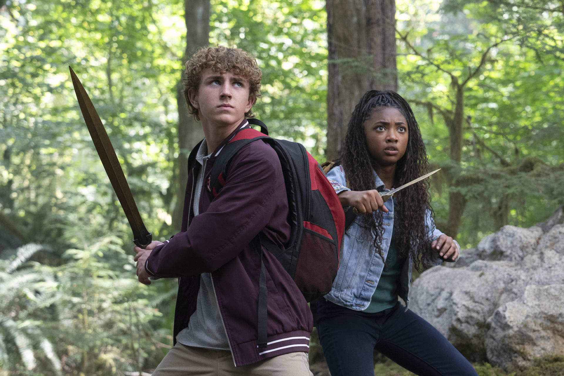 Fotograma cedido que muestra a Walker Scobell (i) como Percy Jackson, y a Leah Sava Jeffries (d) como Annabeth Chase, durante una escena de la serie 'Percy Jackson and the Olympians'. EFE/ Disney+
