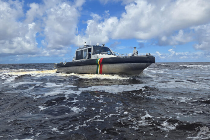 Fotografía que muestra un buque navegando este miércoles, en Charity (Guyana). EFE/ Nazima Raghubir
