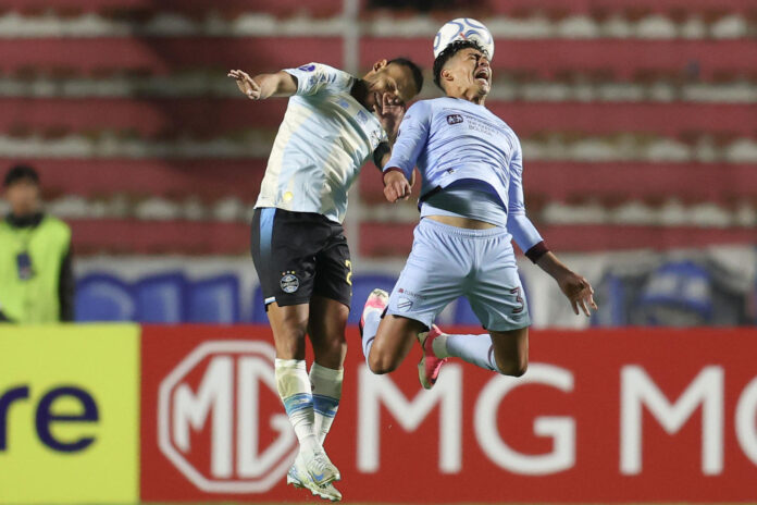 Xavier Arreaga (d), de Bolívar, disputa el balón con Martin Braithwaite, de Gremio, en un partido de la Copa Sudamericana entre Bolívar y Gremio en el estadio Hernando Siles en La Paz (Bolivia). EFE/ Luis Gandarillas
