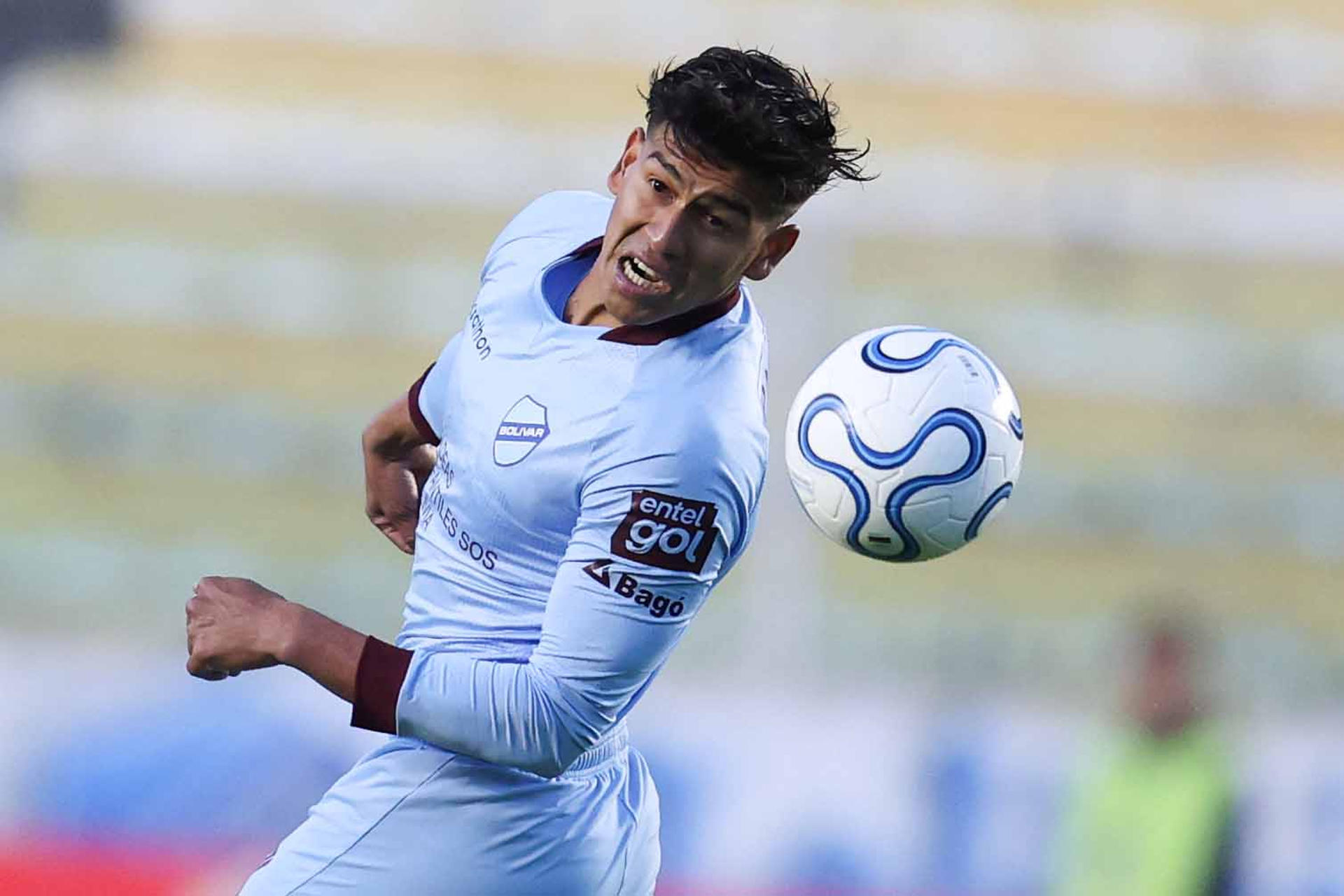 Xavier Arreaga, de Bolívar, cabecea el balón en un partido de la Copa Sudamericana entre Bolívar y Gremio en el estadio Hernando Siles en La Paz (Bolivia). EFE/ Luis Gandarillas
