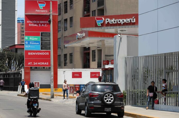 Fotografía de archivo, en la que se captó una vista general de una estación de servicio y suministro de combustibles de Petroperú, en Lima (Perú). EFE/Paolo Aguilar
