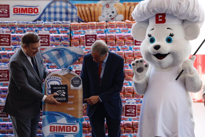 Fotografía de archivo, tomada en octubre de 2025, en la que se captó al secretario mexicano de Economía, Marcelo Ebrard (i), junto al presidente ejecutivo de grupo Bimbo, Daniel Servitje, durante un evento de la insignia 