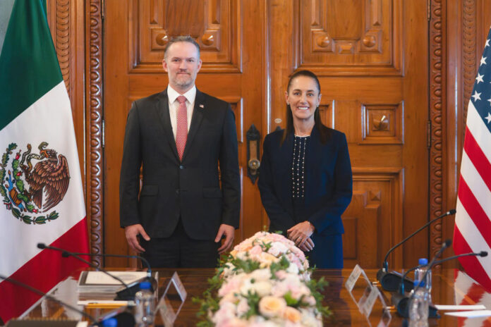 Fotografía cedida este 26 de julio por la Presidencia de México en la que se captó a la mandataria Claudia Sheinbaum (d) al posar junto al representante comercial de Estados Unidos, Jamieson Greer, al terminar una reunión, en Palacio Nacional de la Ciudad de México (México). EFE/Presidencia de México
